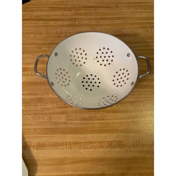 Pfaltzgraff Christmas Heritage Holly Berry Enamel and Metal Colander 8 3/4" - Picture 5 of 7